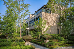 依赖自驾出行；曾获亚洲不动产“生态人